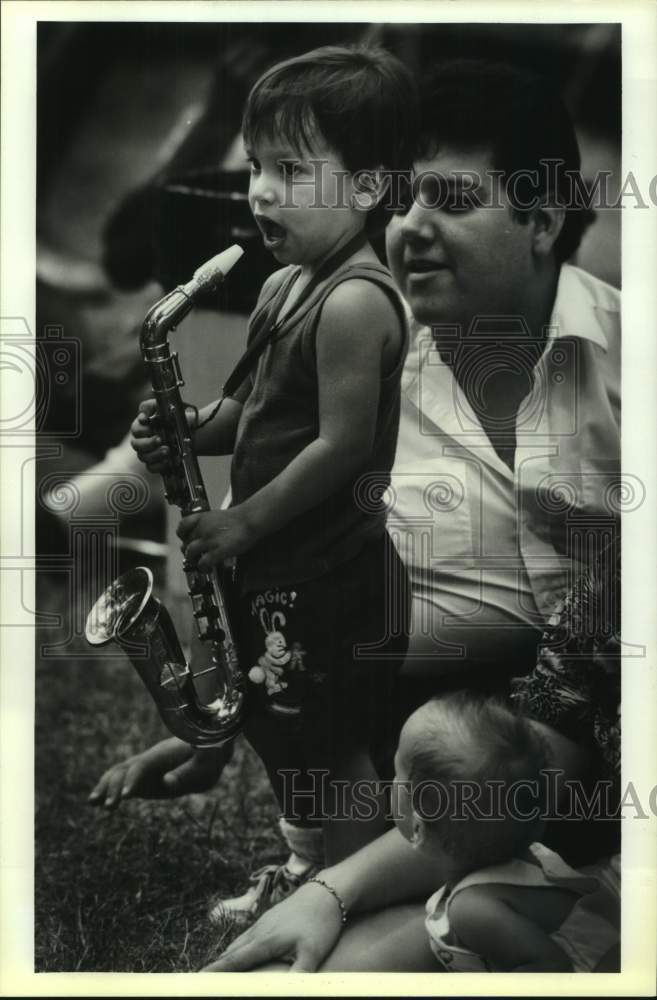 1993 Press Photo Calvin Herron and his children at Jazz's Alive Festival.- Historic Images