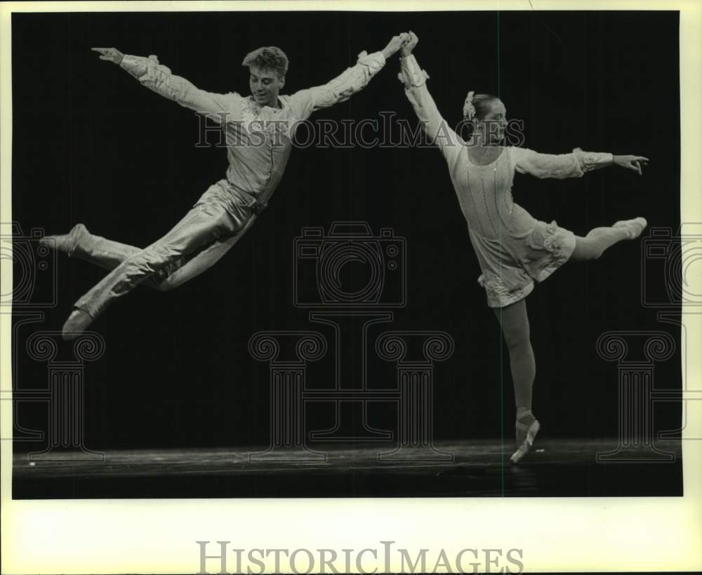 1984 Press Photo Two Performers in &quot;Jamboree&quot; of The Joffrey Ballet at Theater- Historic Images