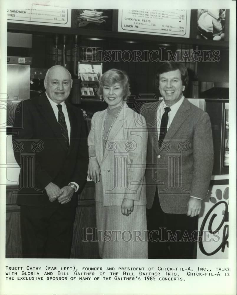 1985 Press Photo Truett Cathy with Gloria and Bill Gaither of Musical Group- Historic Images