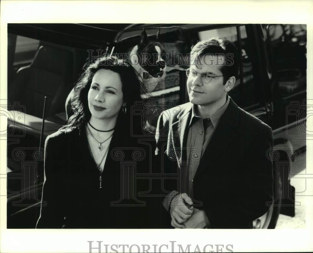 2000 Press Photo Actress Janeane Garofalo with co-star in scene with dog in car- Historic Images