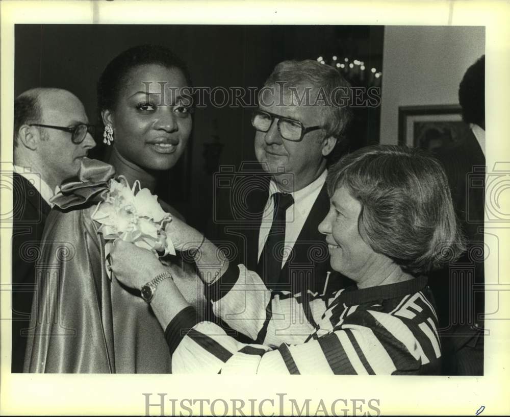 1983 Press Photo Sam, Mary Helen Bell honoring Wilhelmenia Fernandez at Dinner- Historic Images