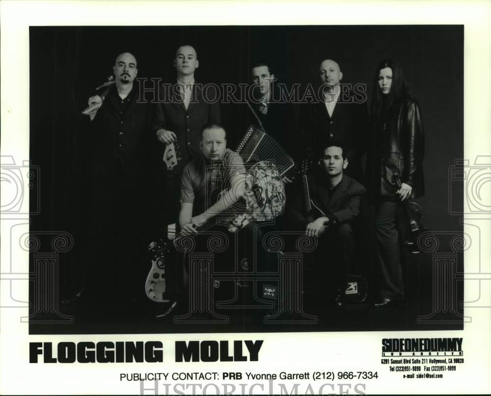 2000 Press Photo Seven Members of the band Flogging Molly, Entertainers, Music- Historic Images