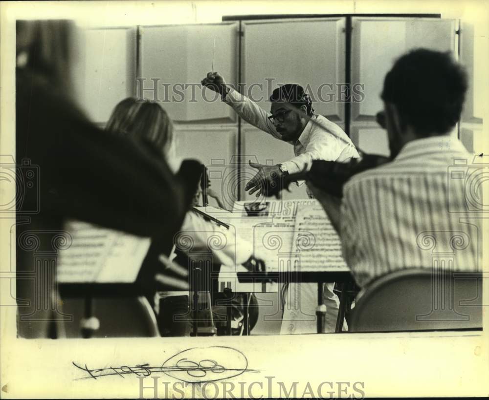 1979 Press Photo Conductor Leon Fleisher directs Musicians in Rehearsal- Historic Images