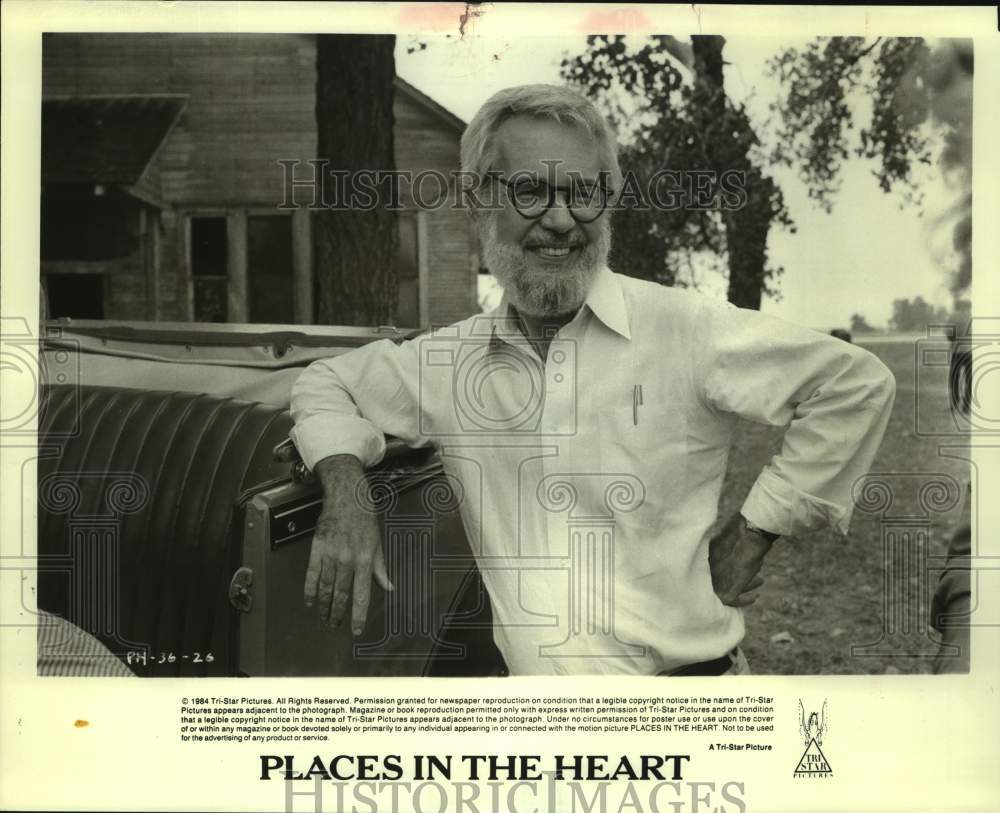 1984 Press Photo Writer and director Robert Benton on set of Places in the Heart- Historic Images