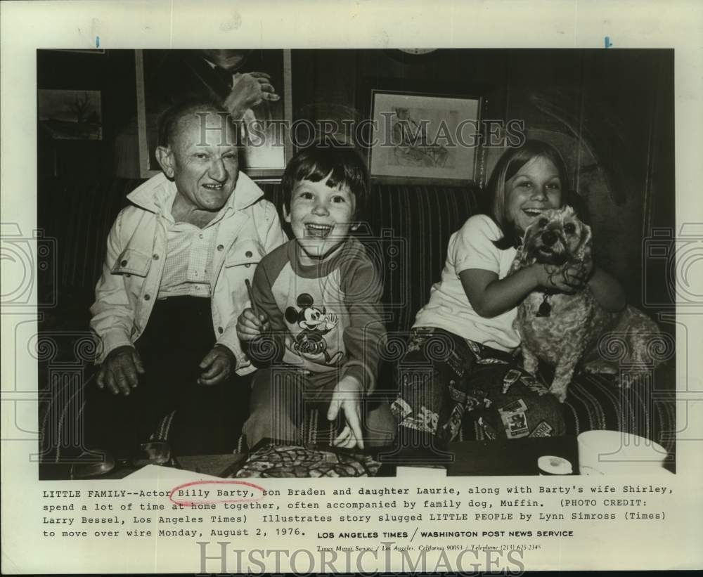 1976 Press Photo Actor Billy Barty, son Braden, daughter Laurie at home with dog- Historic Images