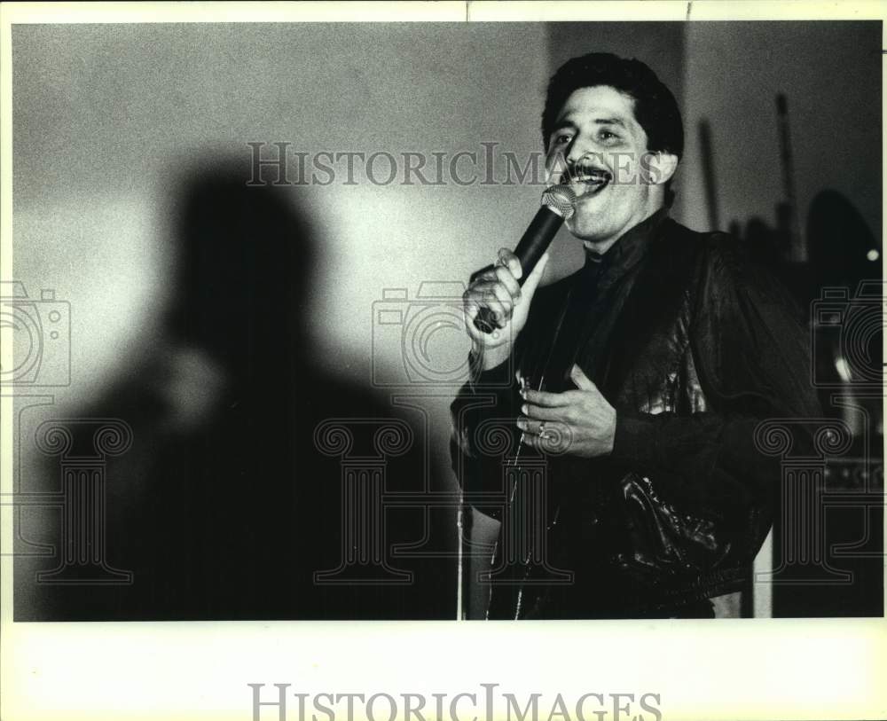 1991 Press Photo Singer Joe Posada at Tejano Concert for Student Benefit at Park- Historic Images