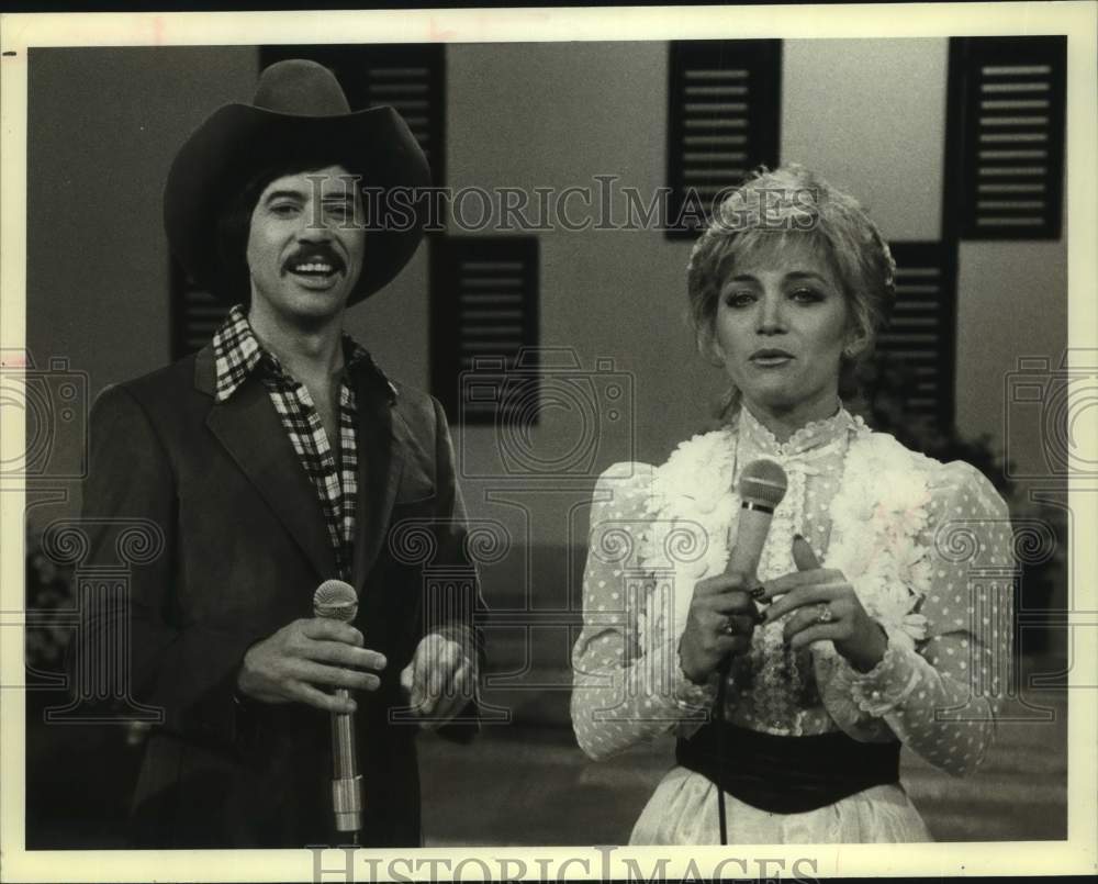 1981 Press Photo Singers Barbara Mandrell and Bobby Goldsboro in NBC-TV Special- Historic Images