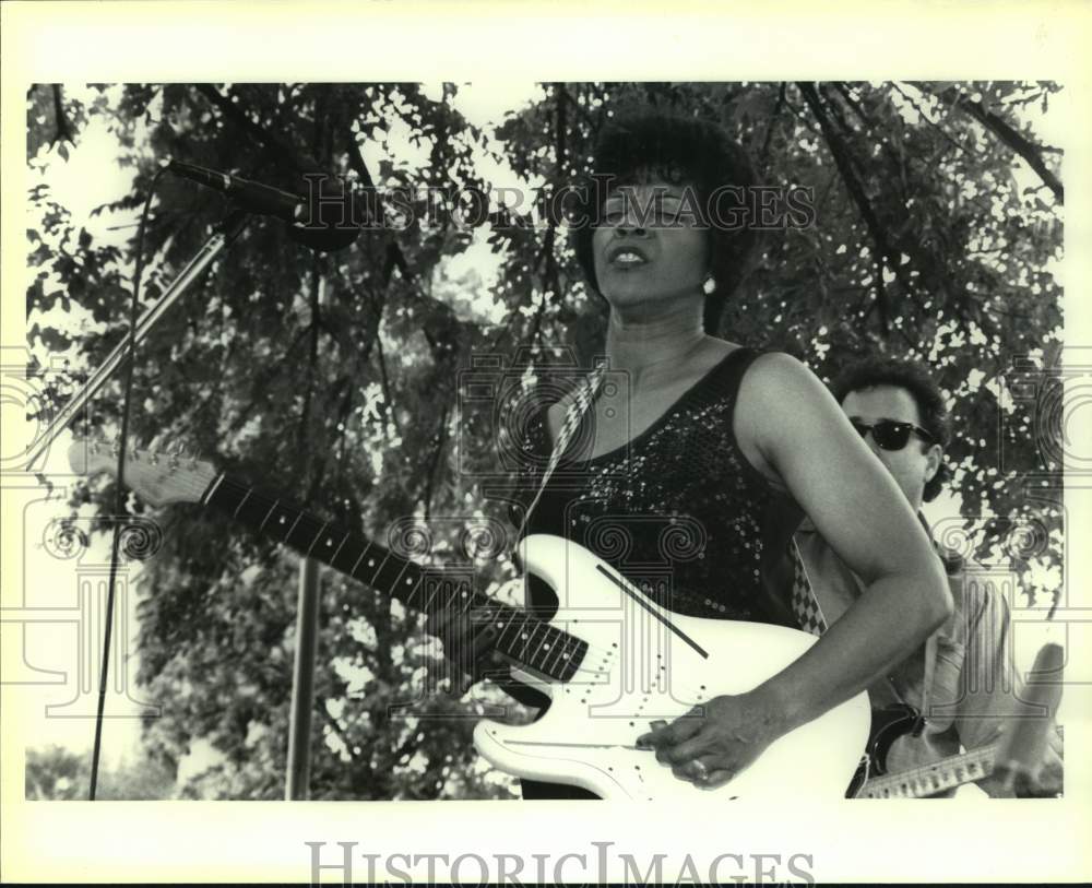 1999 Press Photo Barbara Lynn, Musician performs outside on stage - sap11636- Historic Images