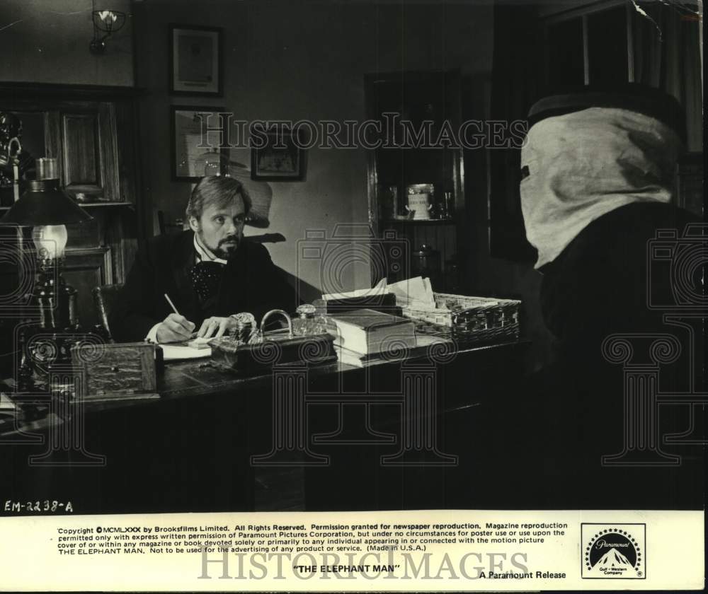 1980 Press Photo Anthony Hopkins and John Hurt star in The Elephant Man.- Historic Images