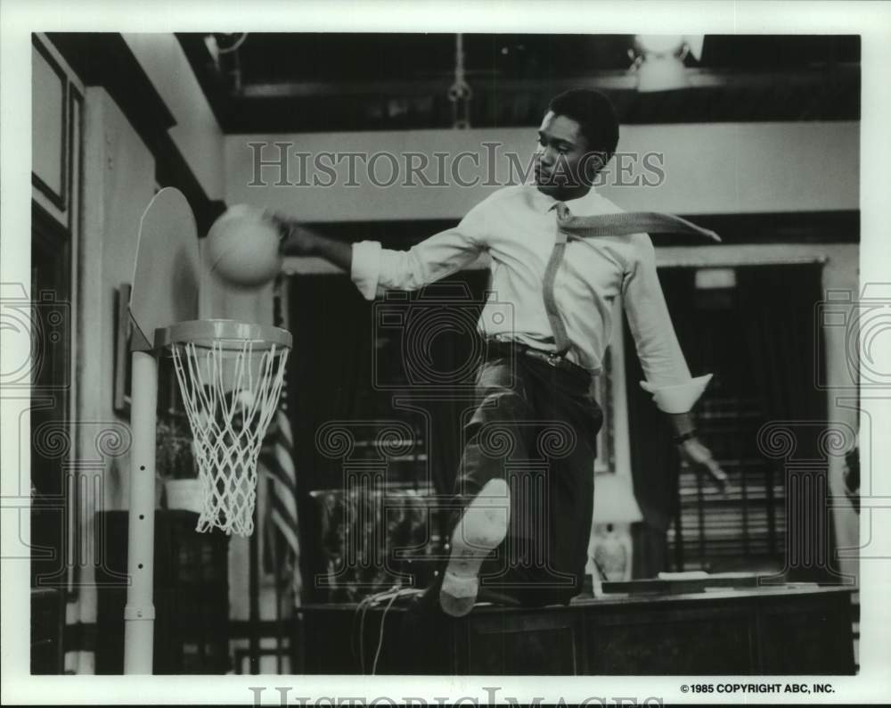 1985 Press Photo Kevin Hooks shooting baskets in child&#39;s basketball hoop- Historic Images