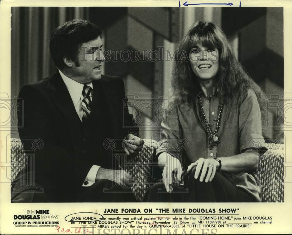 1978 Press Photo Actress Jane Fonda on The Mike Douglas Show with host on TV- Historic Images