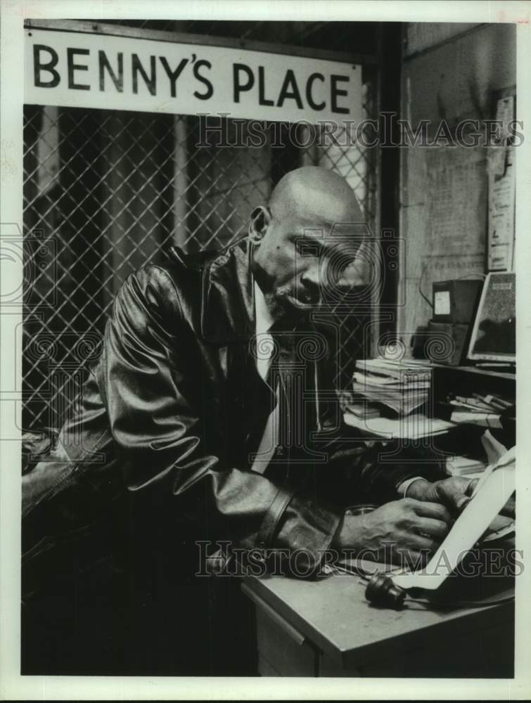 1982 Press Photo Actor Louis Gossett, Jr. in "Benny's Place" show scene- Historic Images