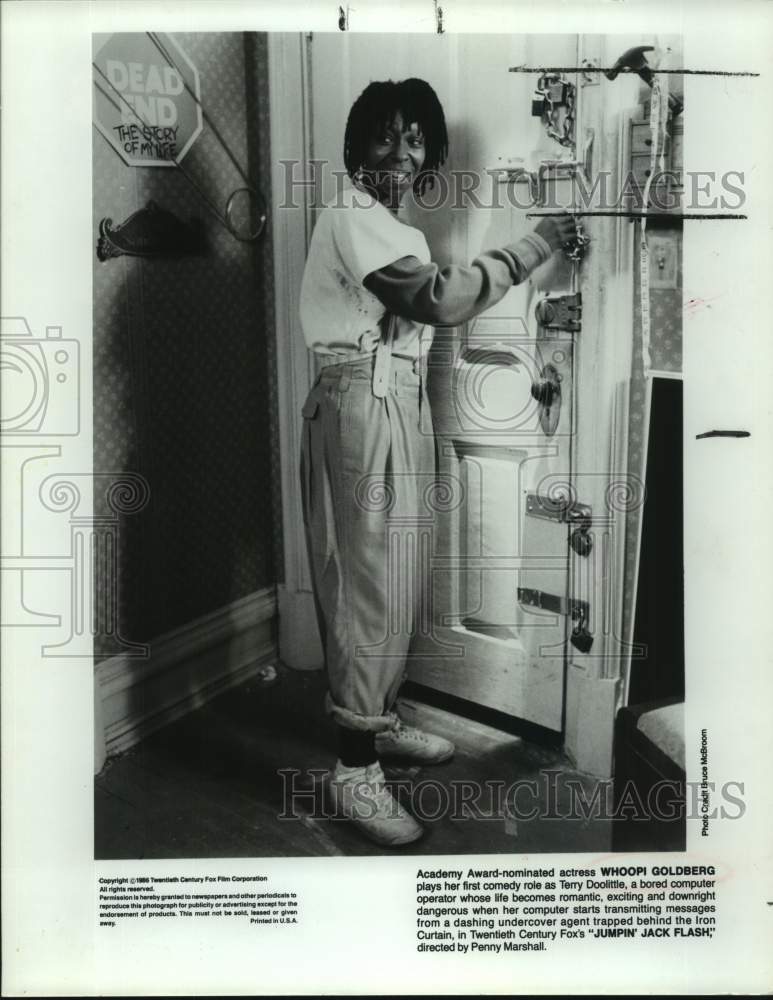 1986 Press Photo Whoopi Goldberg in a scene from Jumpin&#39; Jack Flash. - sap12032- Historic Images