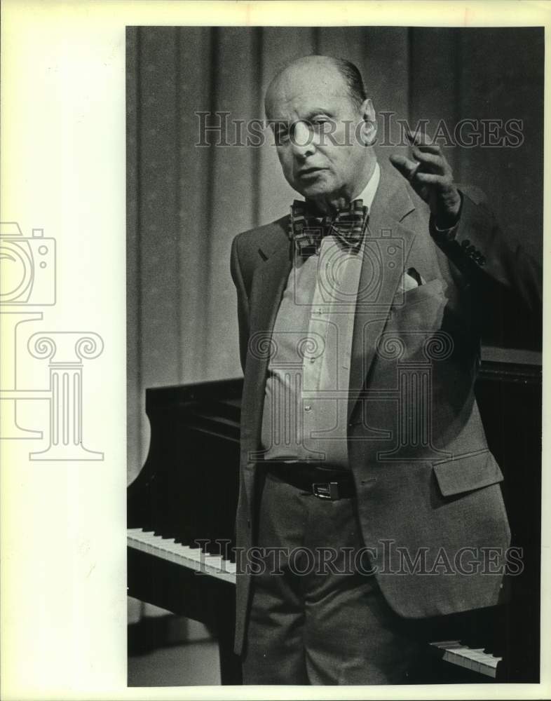 1985 Press Photo Boris Goldovsky, opera director, speaks at St. Anthony Hotel.- Historic Images