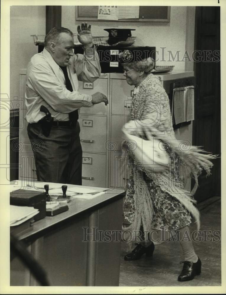 1983 Press Photo Harriet Harris and Dolph Sweet on Gimme A Break, on NBC.- Historic Images