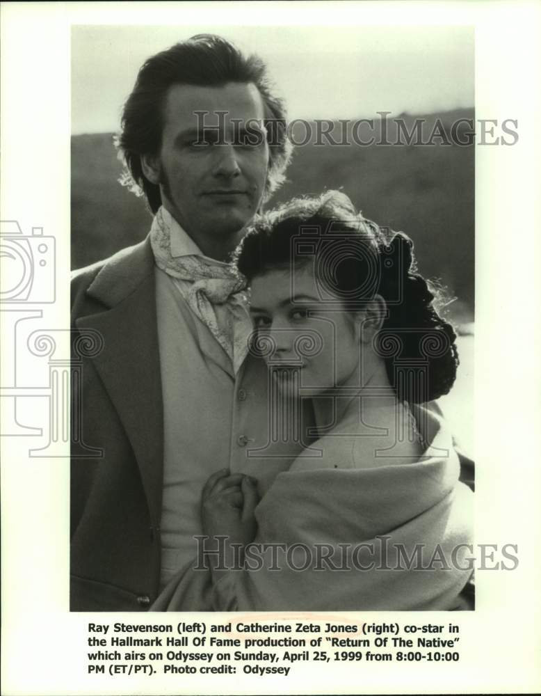 1999 Press Photo Actors Ray Stevenson, Catherine Zeta Jones in movie portrait- Historic Images