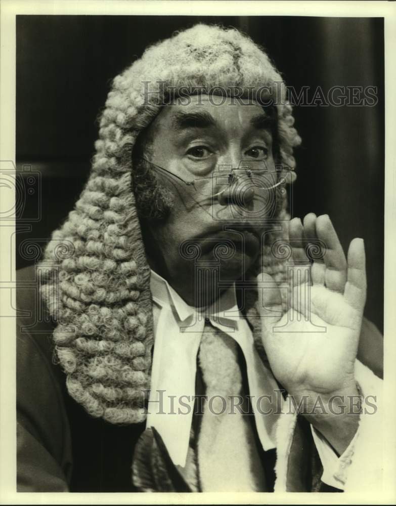 1985 Press Photo Comedian Frankie Howerd in &quot;Trial by Jury&quot; on PBS Television- Historic Images