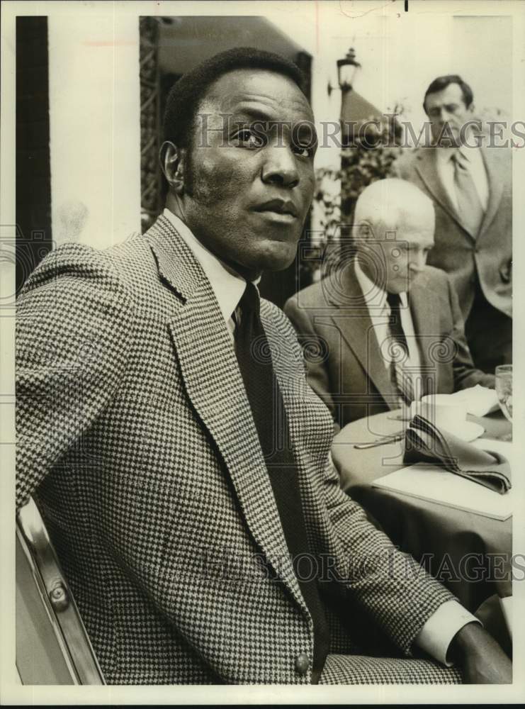 1981 Press Photo Rafer Johnson, actor, with co-stars - sap12532- Historic Images