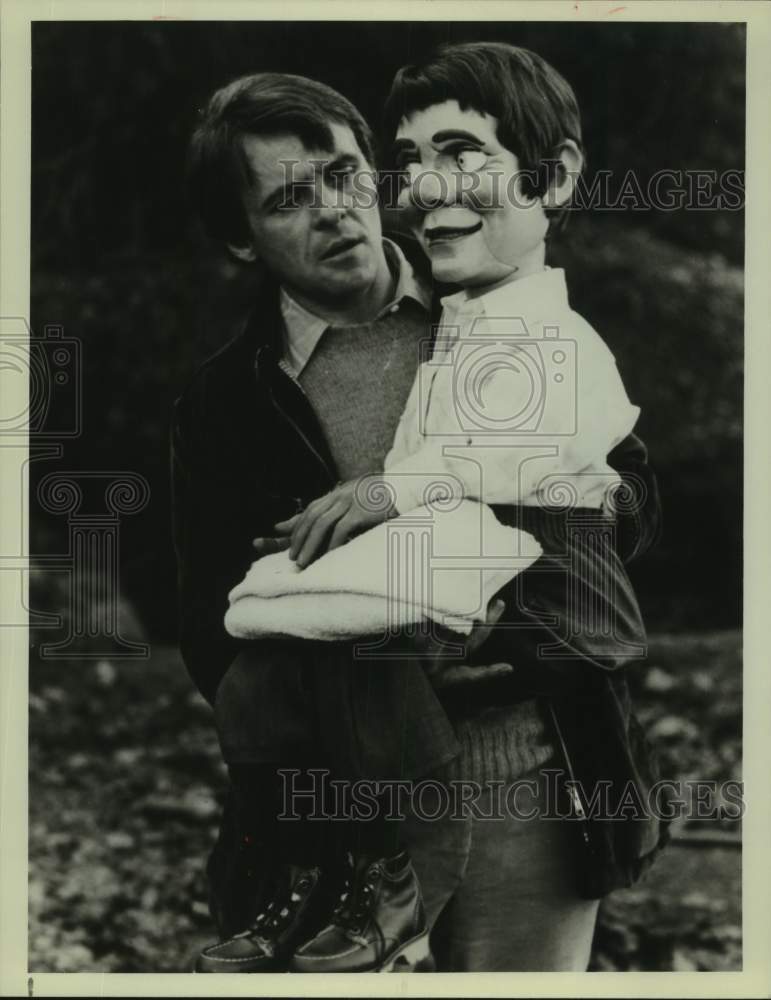 1981 Press Photo Actor Anthony Hopkins in "Magic" with dummy, Fats, on NBC-TV- Historic Images