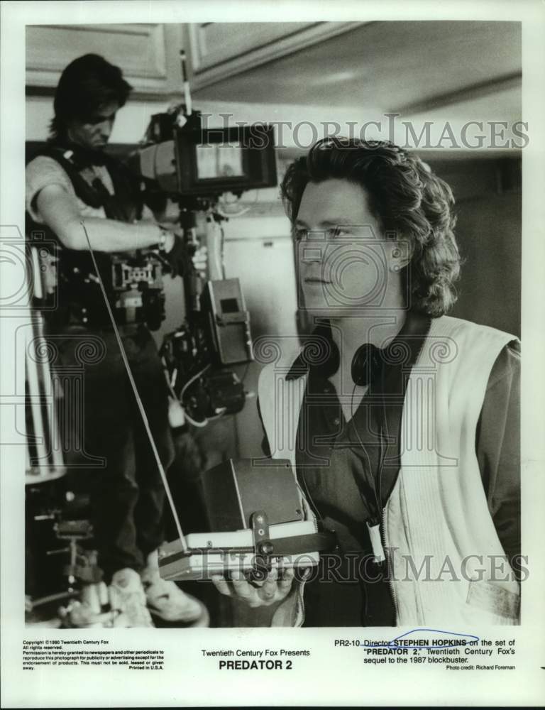 1990 Press Photo Director Stephen Hopkins on the set of &quot;Predator 2&quot; movie- Historic Images