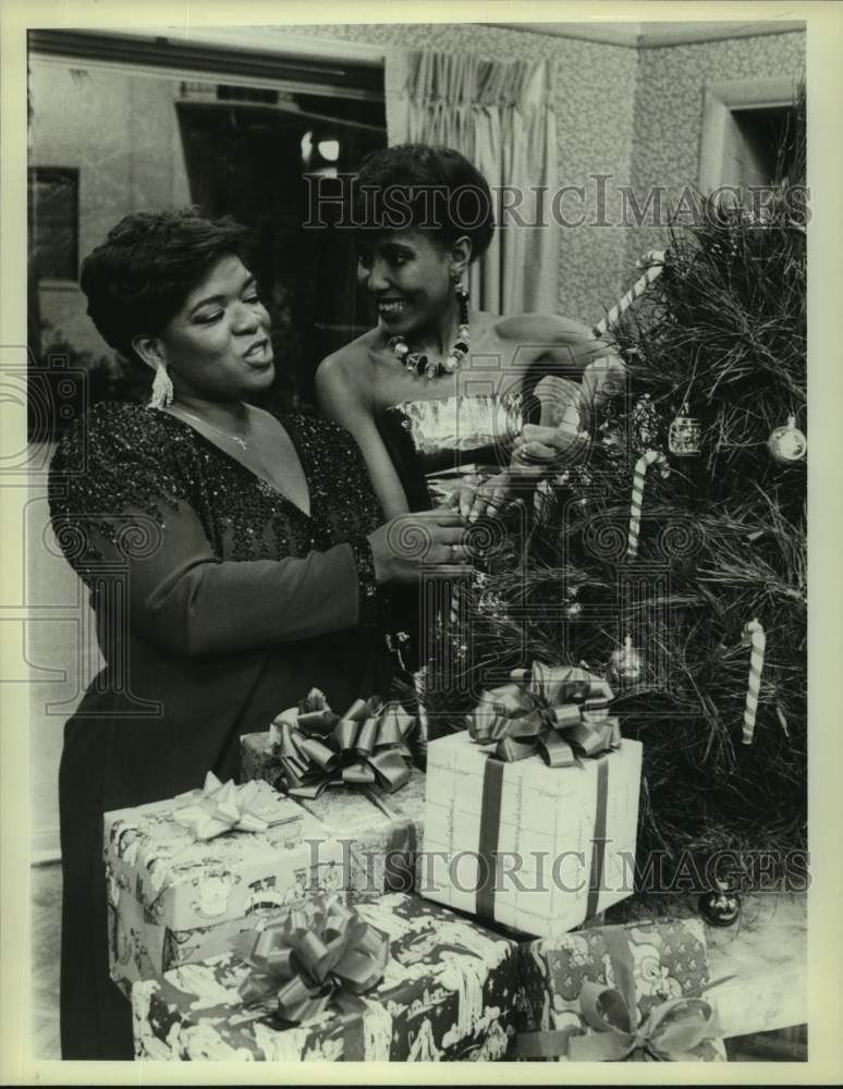 1985 Press Photo Nell Carter and Telma Hopkins on NBC-TV&#39;s &quot;Gimme a Break&quot;- Historic Images