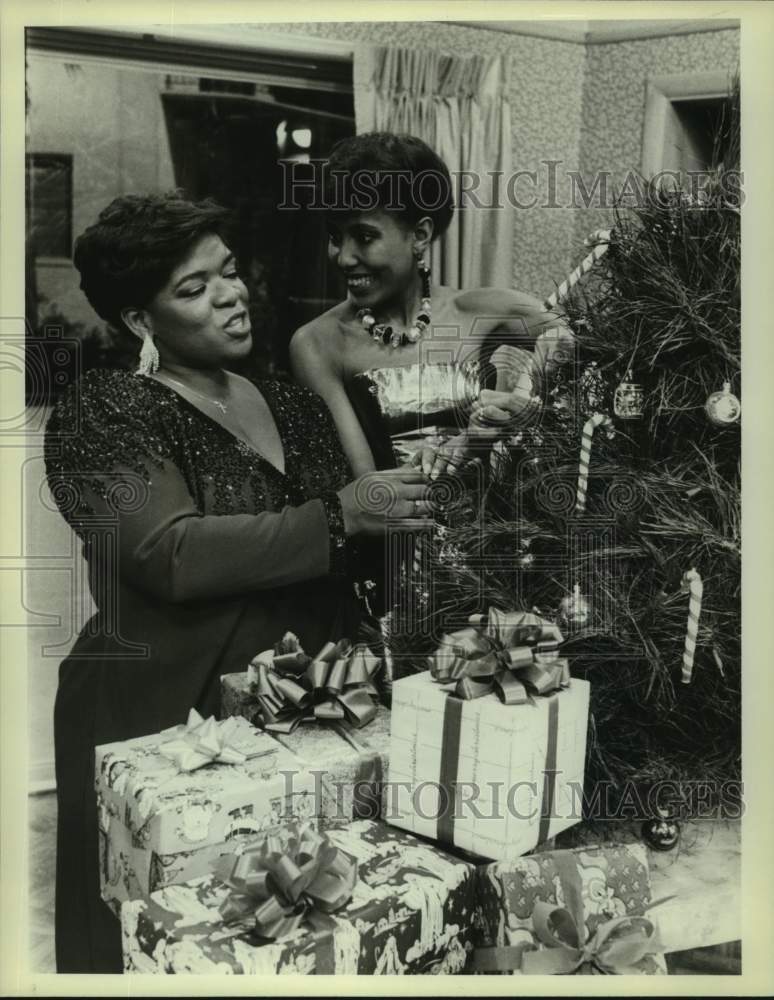 1985 Press Photo Nell Carter and Telma Hopkins on NBC-TV's "Gimme a Break"- Historic Images