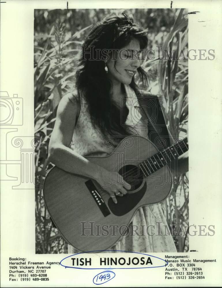 1995 Press Photo Tish Hinojosa, singer, playing her guitar - sap12871- Historic Images