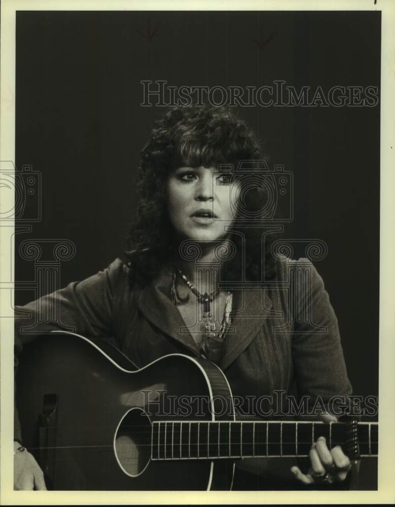 1979 Press Photo Singer Melanie plays guitar - sap12996- Historic Images