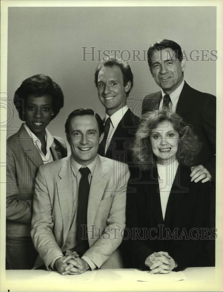 1983 Press Photo Actor Simon Jones with co-stars of NBC's "The News is the News"- Historic Images