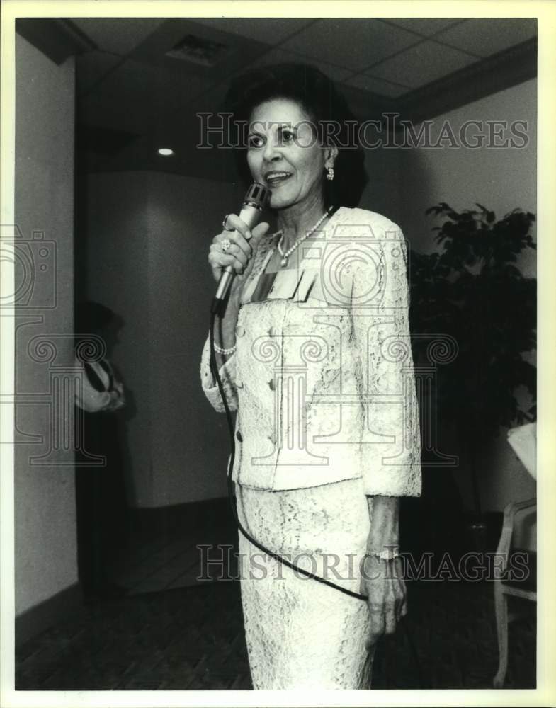 1992 Press Photo Phyllis Dumont at Marriott Riverwalk for Murder Mystery Dinner- Historic Images