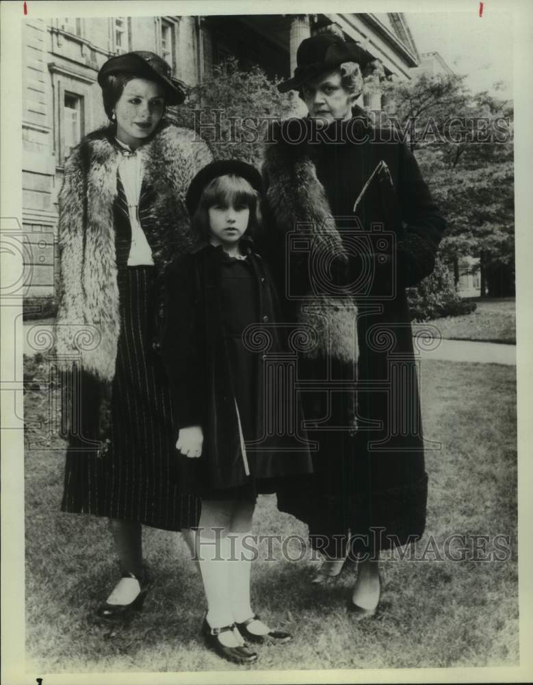 1982 Press Photo Actress Jennifer Dundas with co-stars in &quot;Little Gloria&quot; on NBC- Historic Images