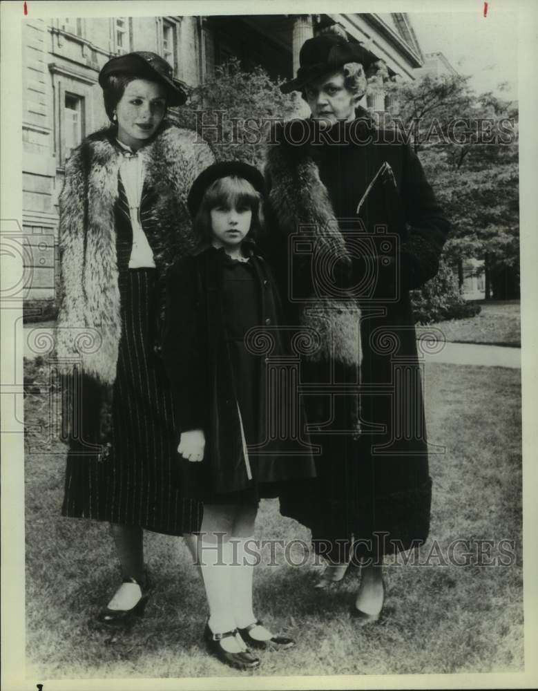 1982 Press Photo Actress Jennifer Dundas with co-stars in "Little Gloria" on NBC- Historic Images