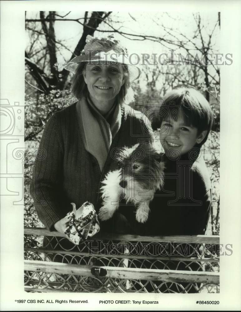 1997 Press Photo Actress Patty Duke with child star on CBS Television Show- Historic Images