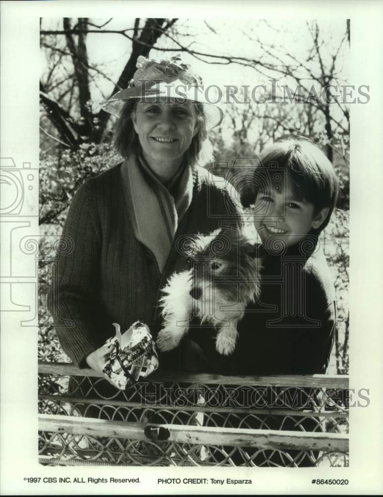 1997 Press Photo Actress Patty Duke with child star on CBS Television Show- Historic Images