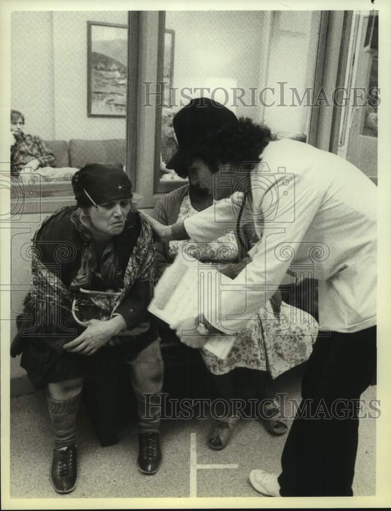 1983 Press Photo Actors Howie Mandel, Micole Mercurio in &quot;St. Elsewhere&quot; on NBC- Historic Images