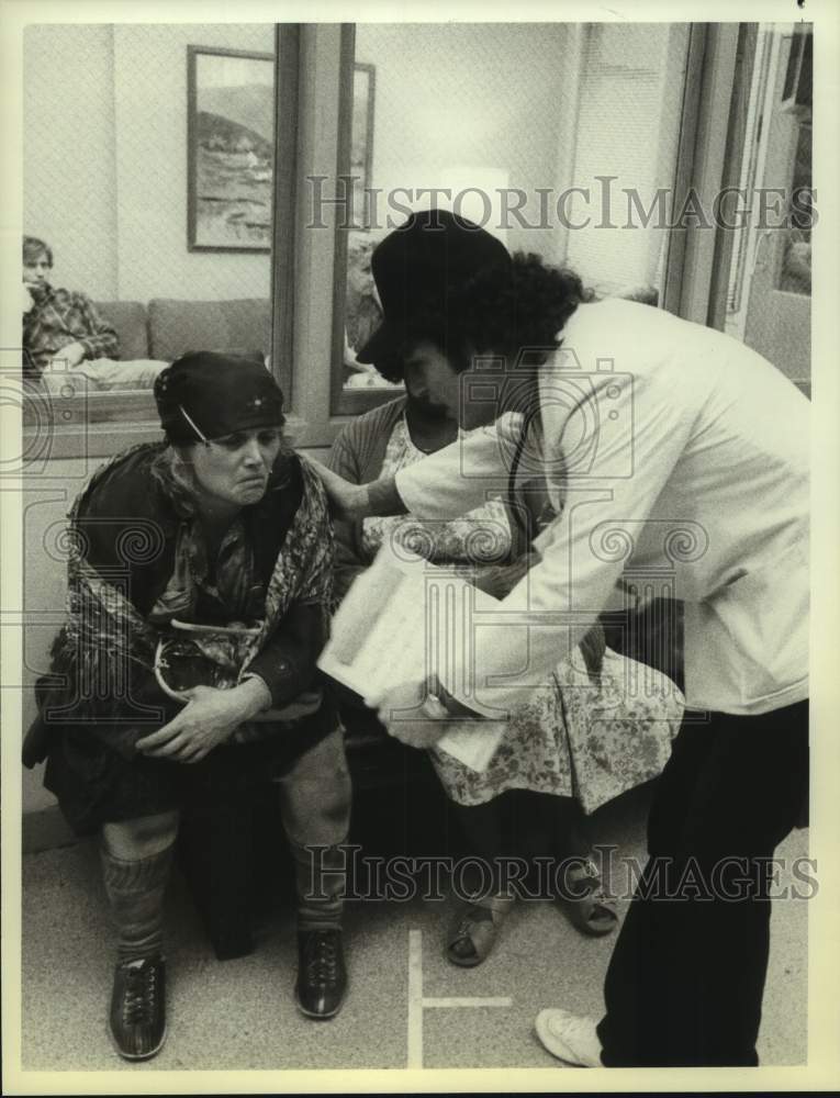1983 Press Photo Actors Howie Mandel, Micole Mercurio in "St. Elsewhere" on NBC- Historic Images