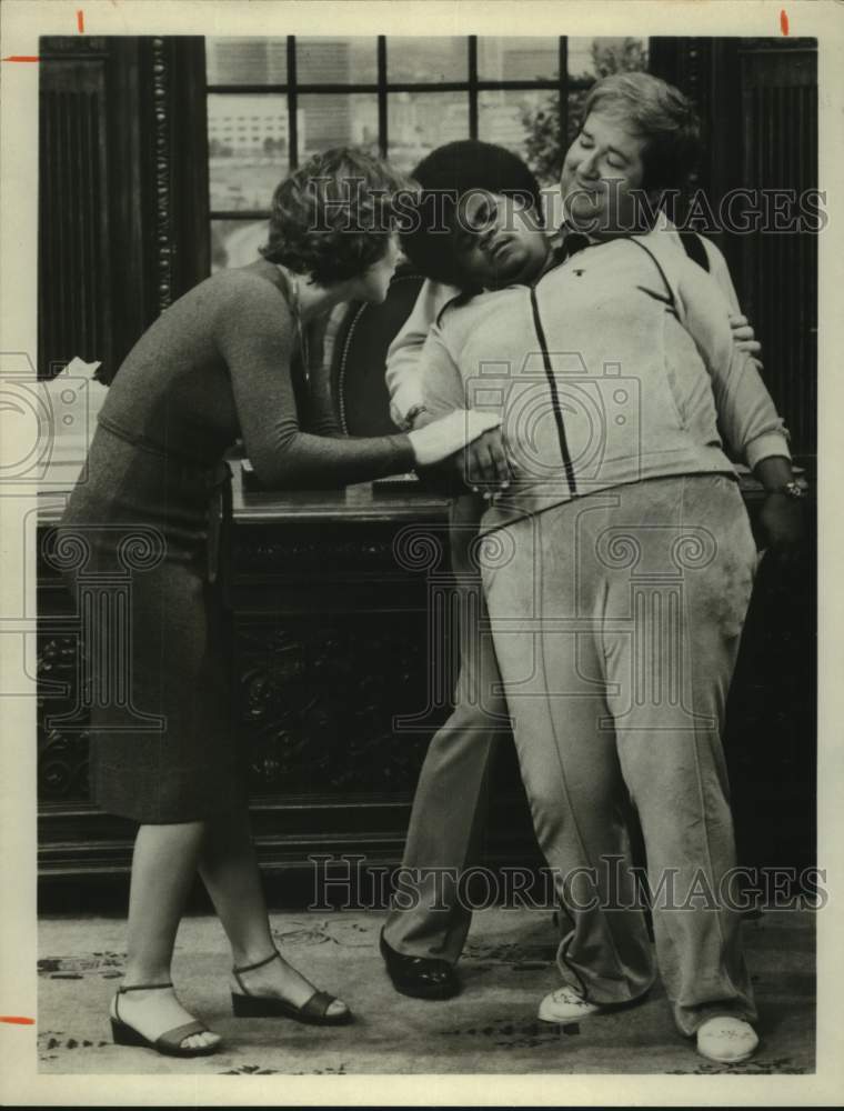 1980 Press Photo Shirley Hemphill, Actress faints in scene with co-stars- Historic Images