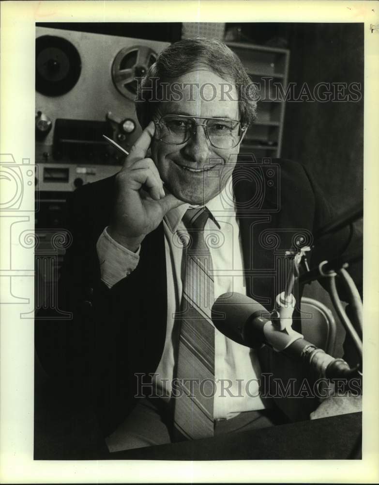 1983 Press Photo Stan McKenzie, radio broadcaster on KWED-Seguin. - sap13702- Historic Images