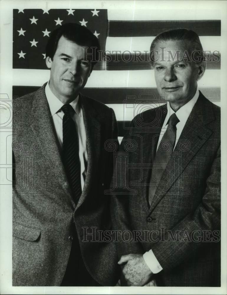 1990 Press Photo Peter Jennings, ABC News Anchor stands with man and Flag- Historic Images