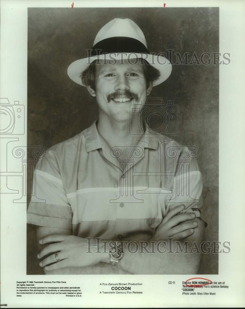 1985 Press Photo Director Ron Howard on the set of "Cocoon" movie - sap13837- Historic Images