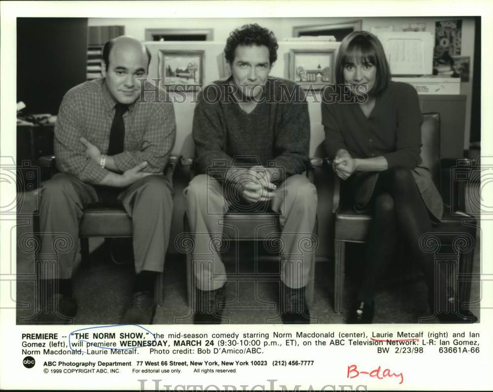 1998 Press Photo Norm Macdonald, Laurie Metcalf, Ian Gomez in "The Norm Show"- Historic Images