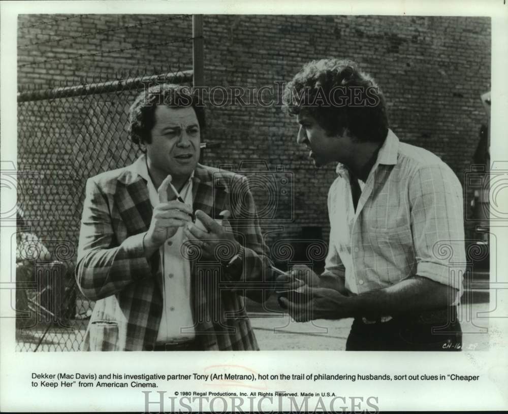 1980 Press Photo Actors Mac Davis and Art Metrano in "Cheaper to Keeper Her"- Historic Images