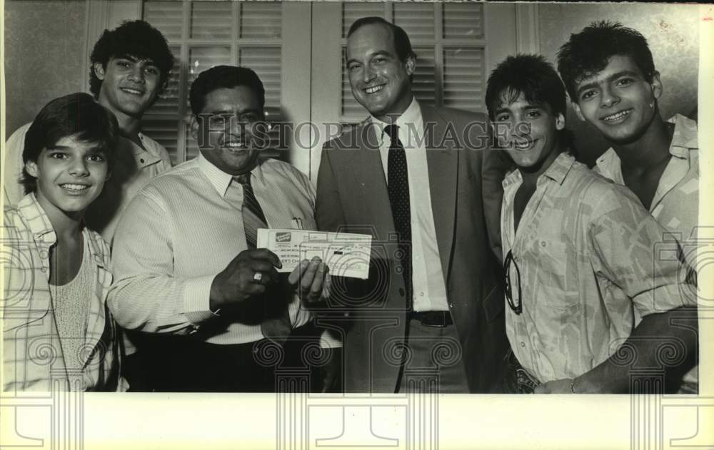 1985 Press Photo Menudo, Pop Teen Group with Nick Monreal, accepts check- Historic Images