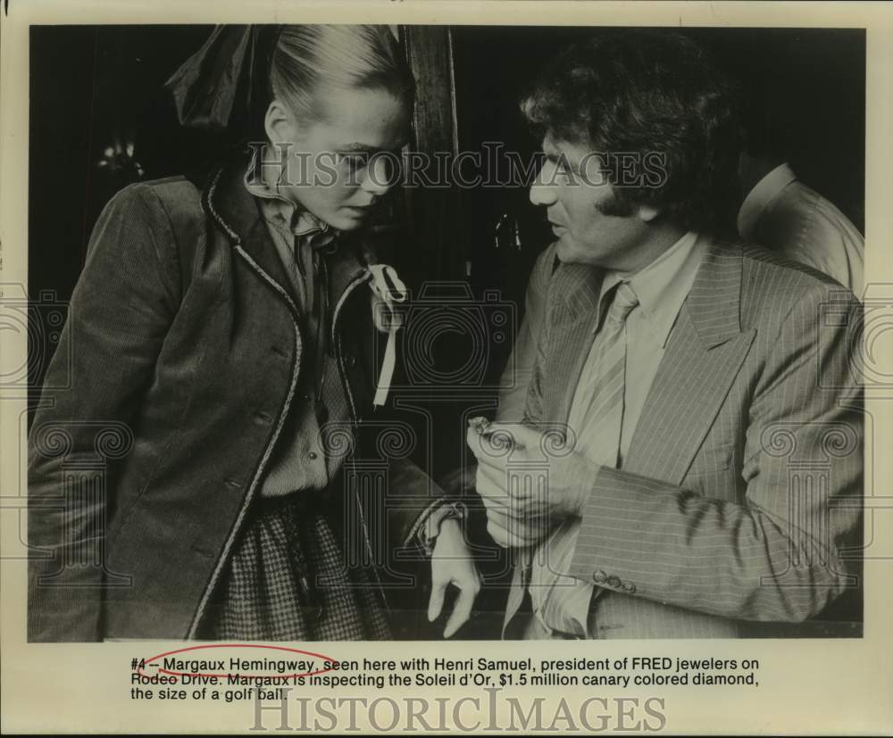 1978 Press Photo Margaux Hemingway with Henri Samuel of Fred Jewelers- Historic Images