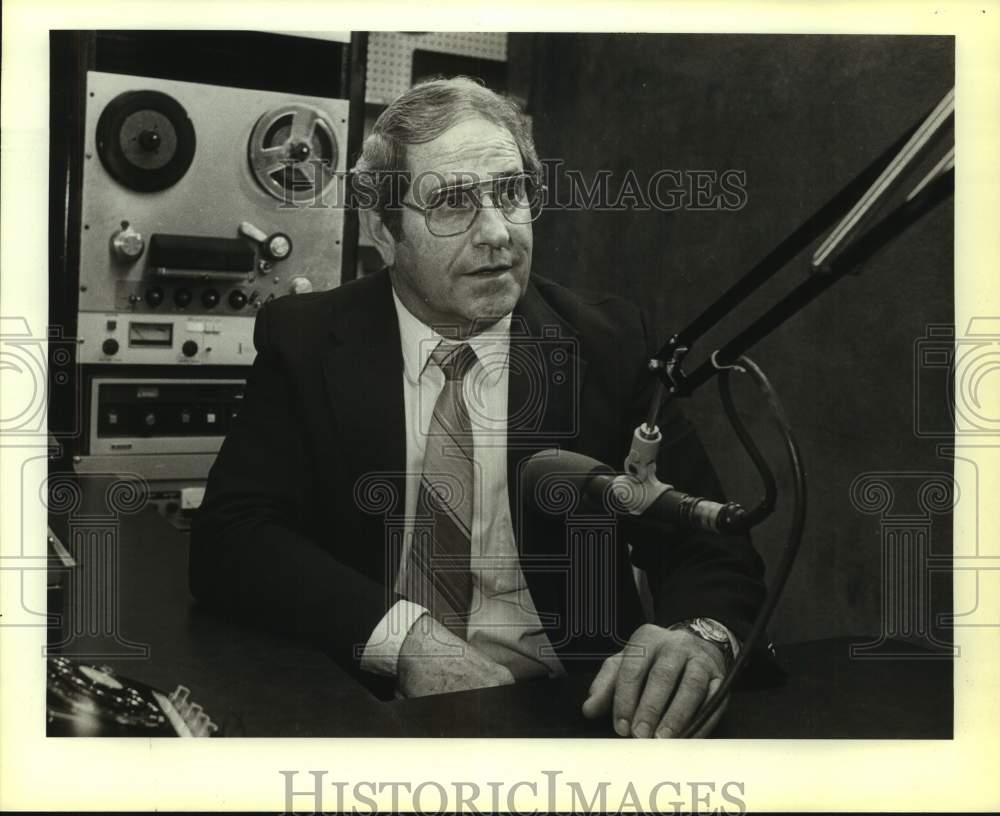 1983 Press Photo Stan McKenzie, radio broadcaster on KWED-Seguin. - sap14169- Historic Images