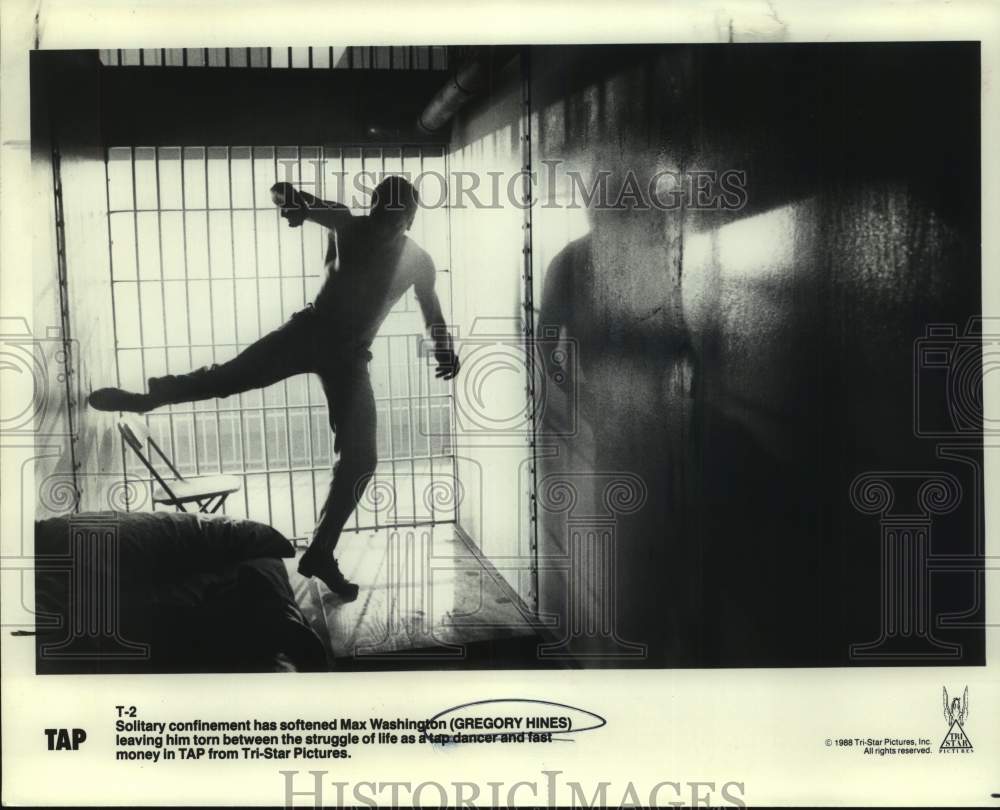 1988 Press Photo Actor Gregory Hines in &quot;Tap&quot; movie inside jail scene- Historic Images