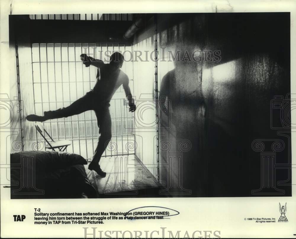 1988 Press Photo Actor Gregory Hines in "Tap" movie inside jail scene- Historic Images