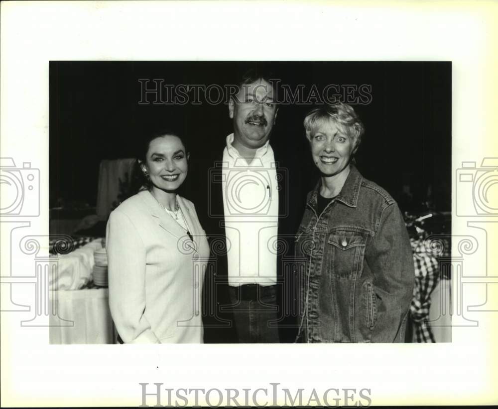 1995 Press Photo Musician Crystal Gayle with guests at Telethon Team Dinner- Historic Images