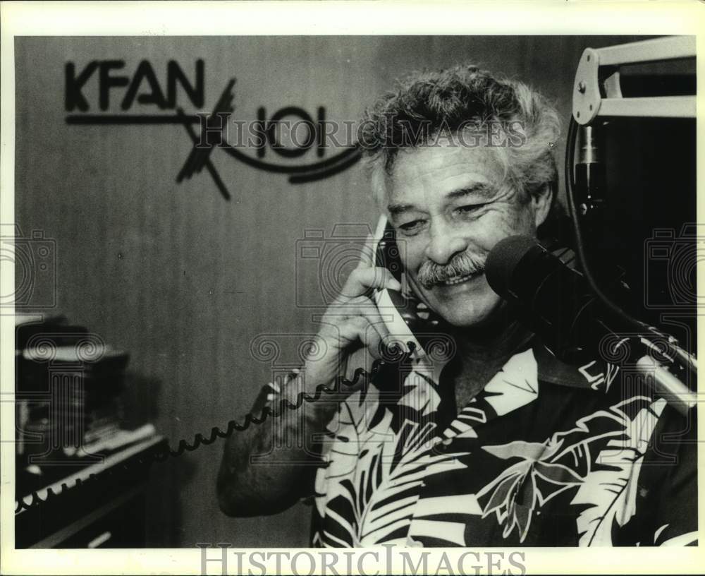 1990 Press Photo Ron Houston of the new radio station KFAN speaks with listener- Historic Images