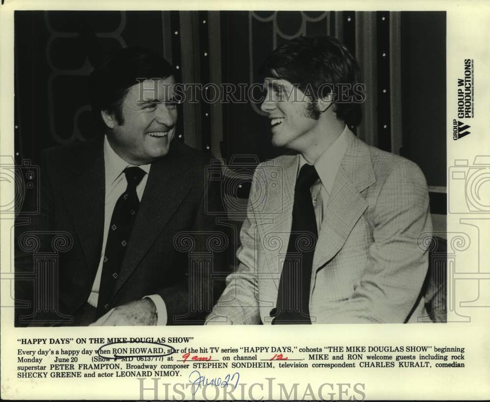 1977 Press Photo Actor Ron Howard with Mike Douglas on The Mike Douglas Show- Historic Images